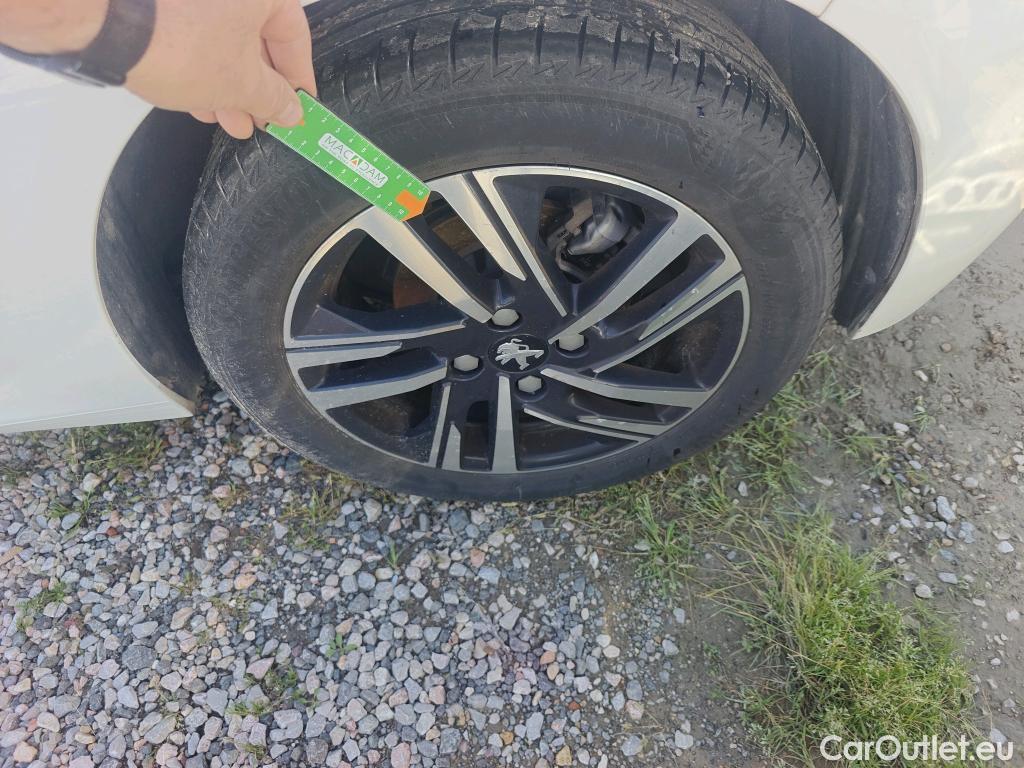  Peugeot  208 PEUGEOT  / 2019 / 5P / berlina con portón PureTech 73kW (100CV) Allure #2