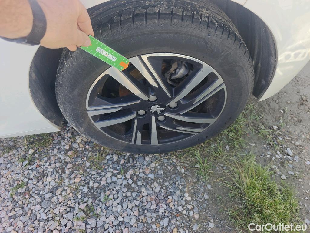  Peugeot  208 PEUGEOT  / 2019 / 5P / berlina con portón PureTech 73kW (100CV) Allure #1