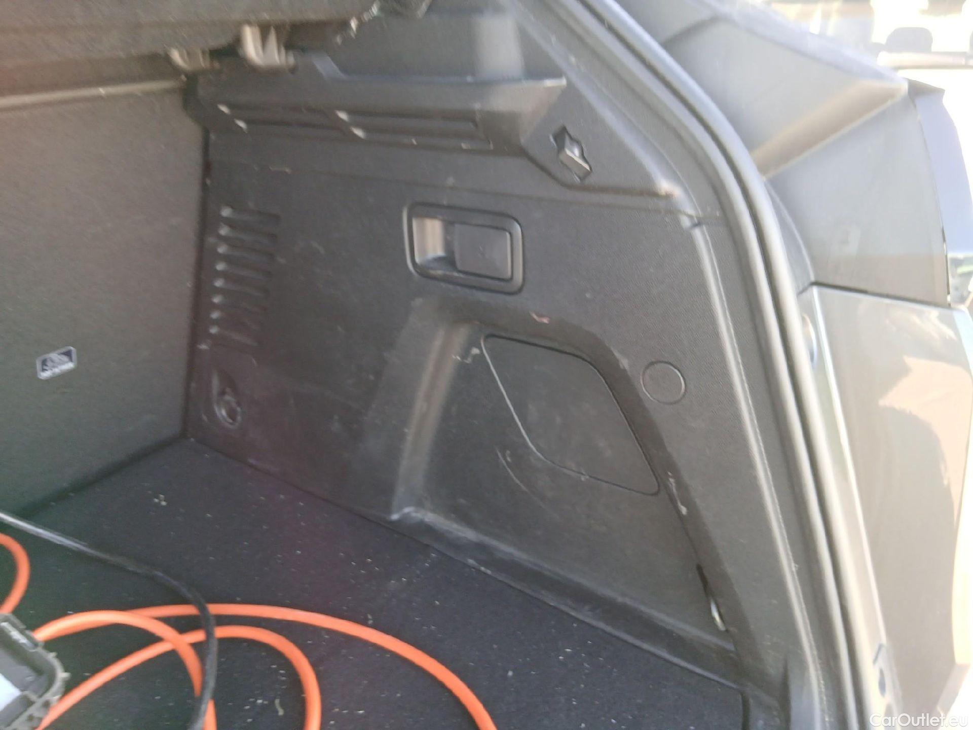  Peugeot  3008 PEUGEOT  Hybrid / 2020 / 5P / todoterreno 225 e-EAT8 Allure (AC2) #33