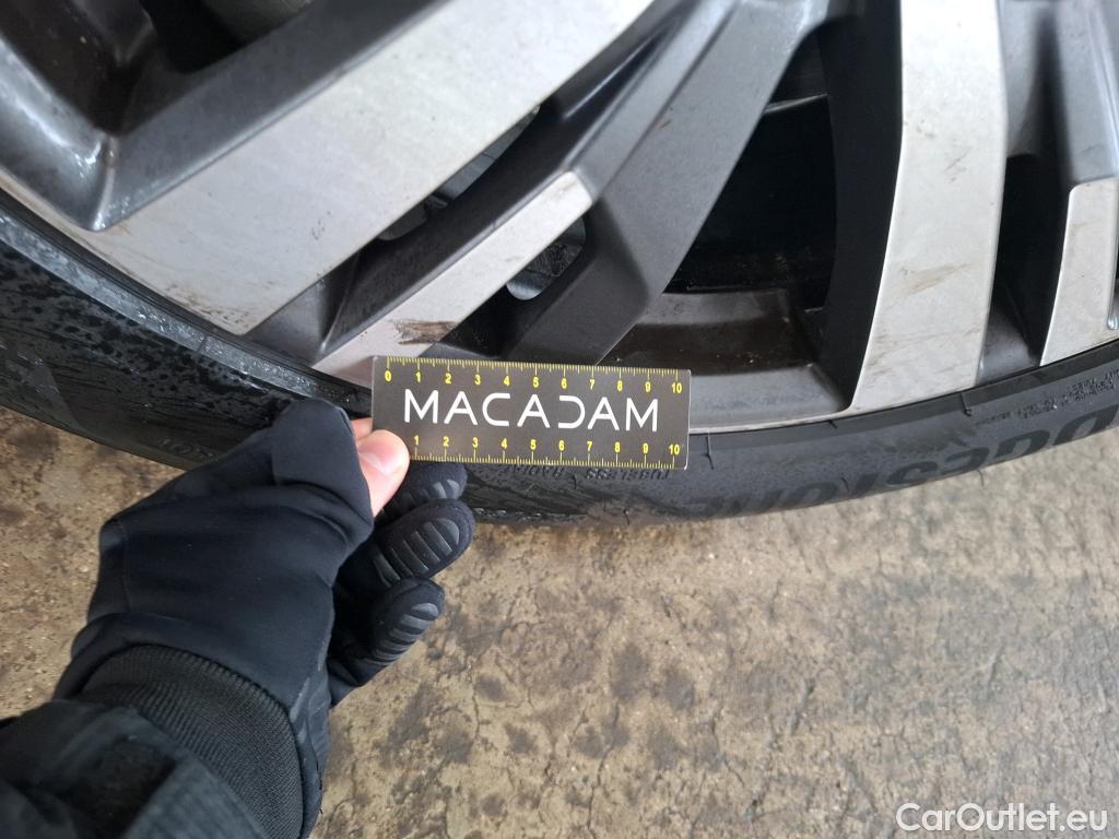  Peugeot  3008 PEUGEOT  / 2020 / 5P / SUV 1.6 HYBRID 225 E-EAT8 Allure #9