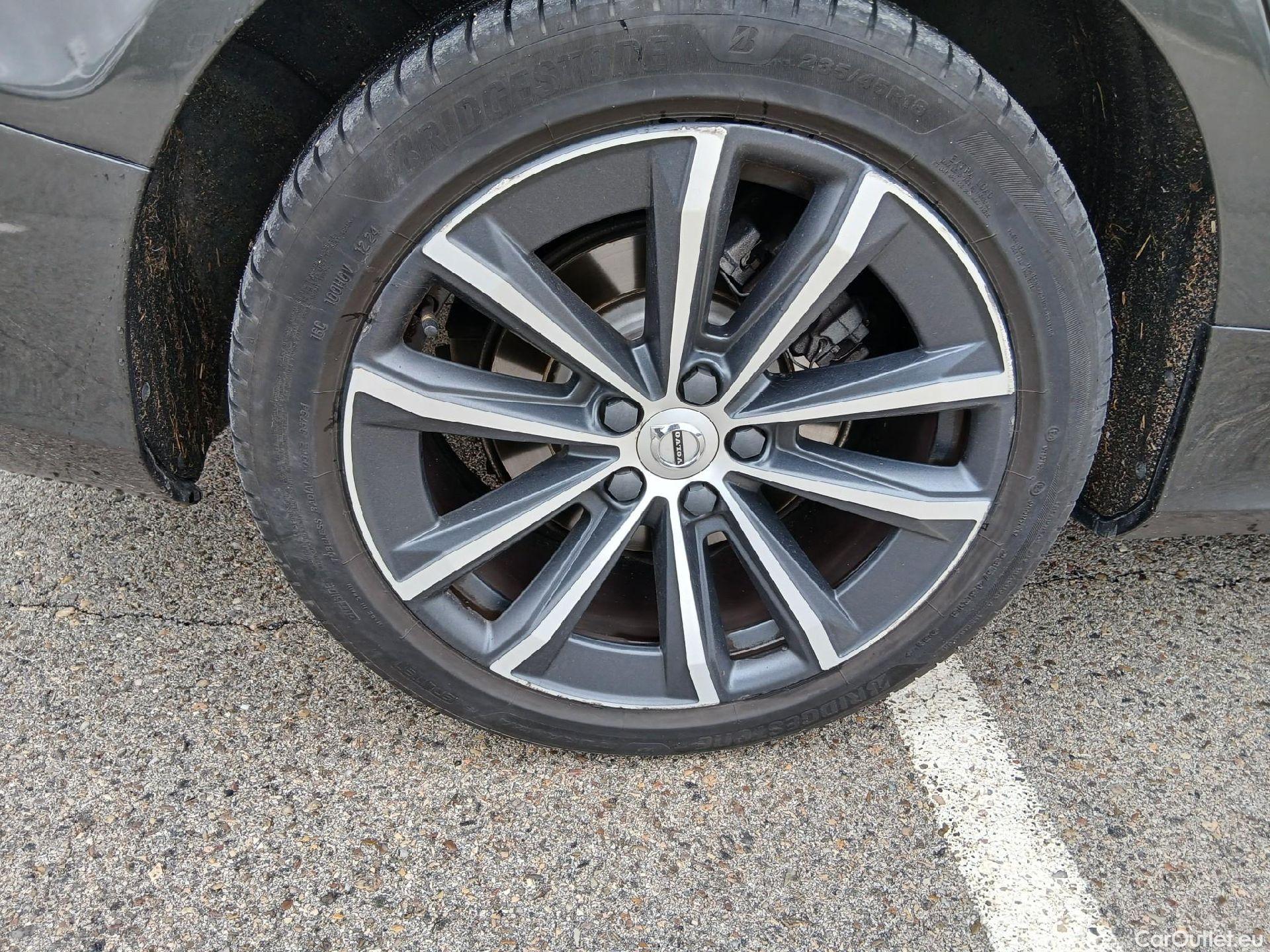  Volvo  V60 VOLVO  / 2018 / 5P / familiar 2.0 B4 (D) Momentum Auto #33