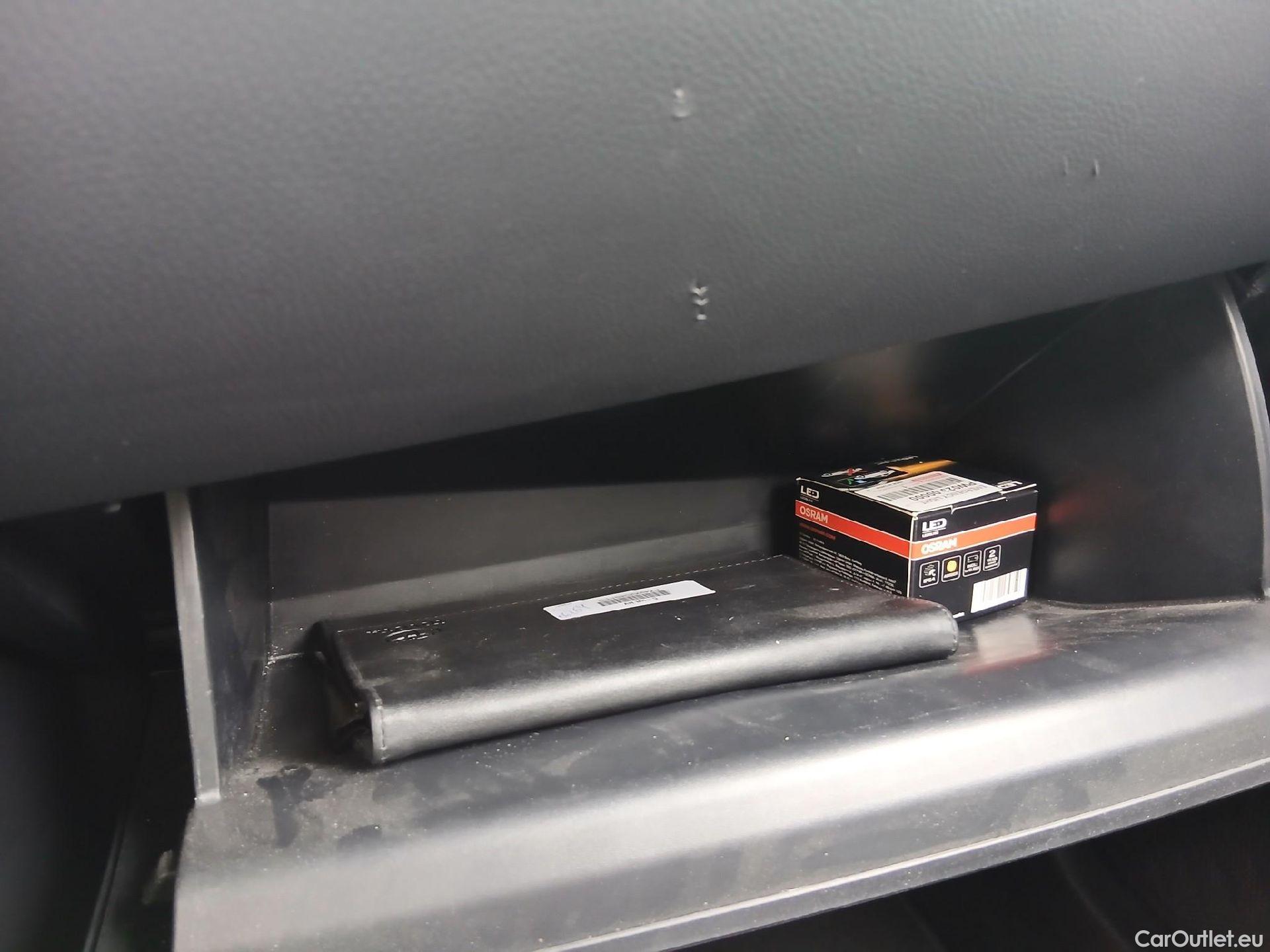  Toyota  C-HR TOYOTA  / 2019 / 5P / todoterreno 2.0 180H Advance #2