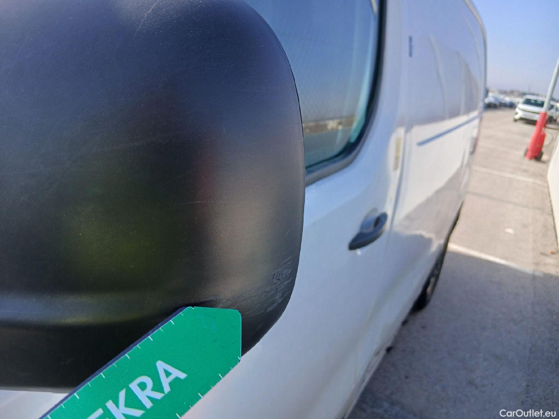  Opel  Vivaro OPEL  / 2019 / 4P / furgón 1.5 Diésel 74kW(100CV)M Std Exp #25