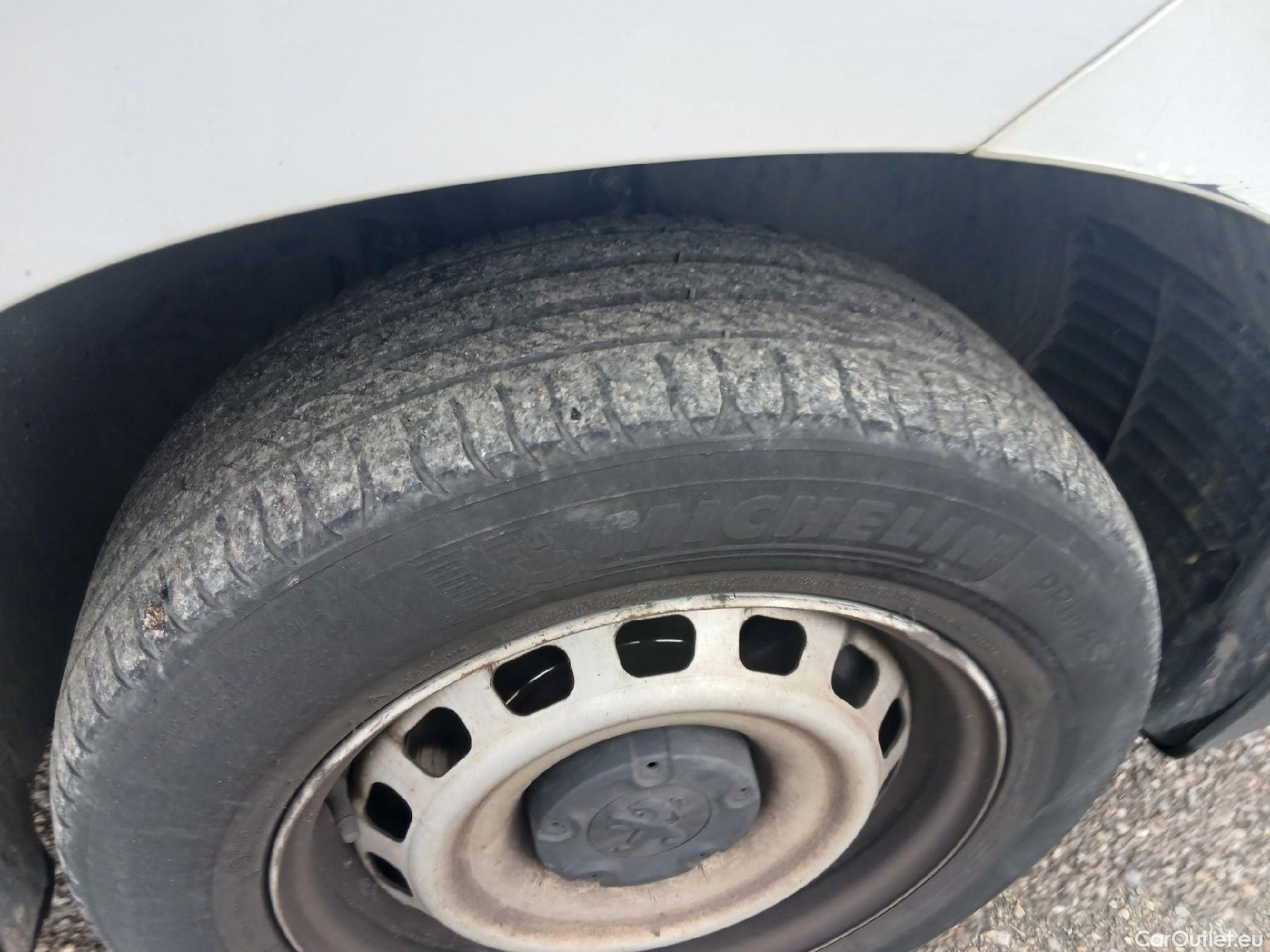  Peugeot  Partner PEUGEOT  / 2018 / 3P / furgón derivado de turismo Pro Standard 600kg BlueHDi 73kW (AC) #29