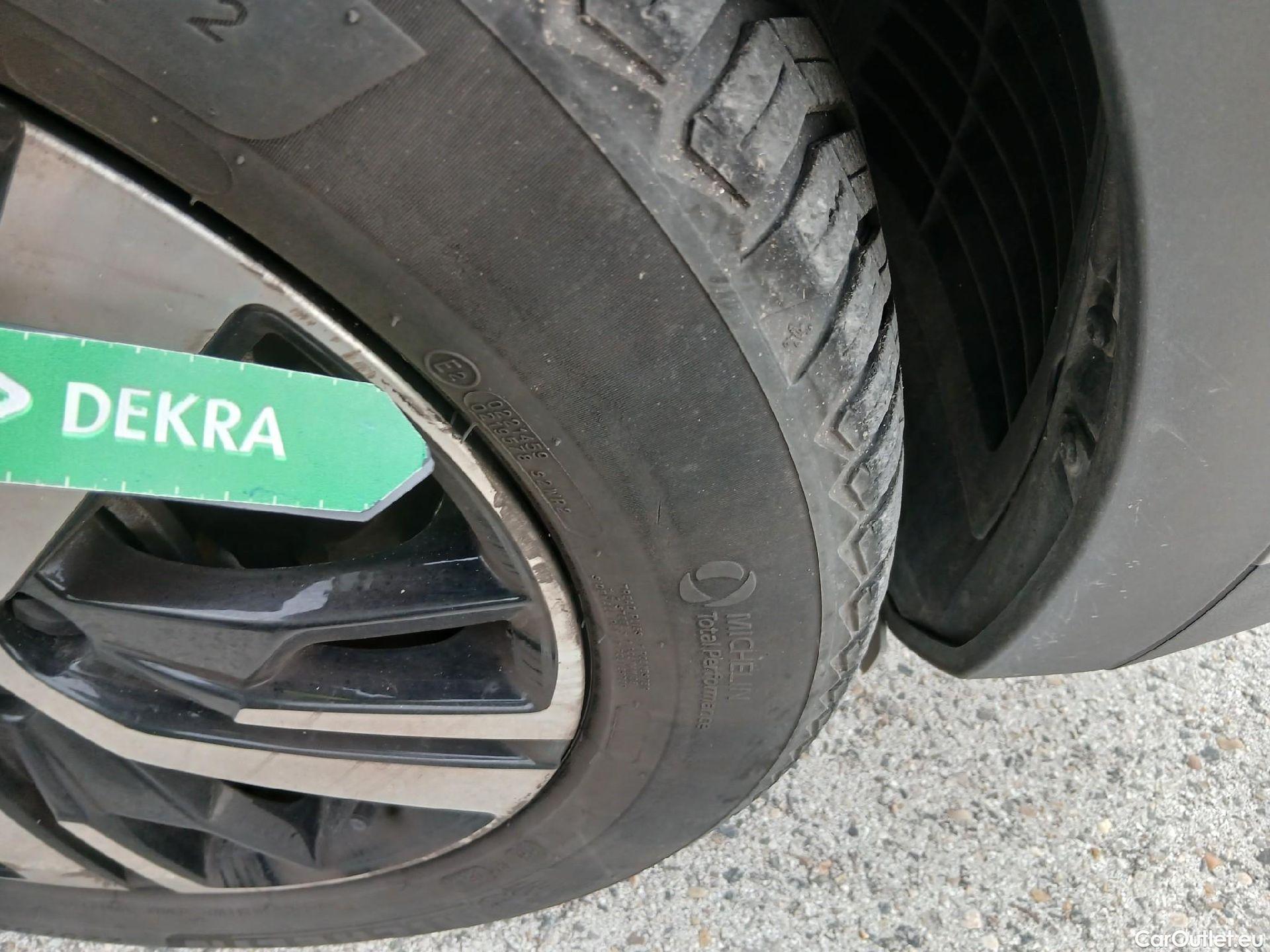  Peugeot  3008 PEUGEOT  / 2020 / 5P / todoterreno 1.5 BlueHDi 96kW S&S GT EAT8 #10