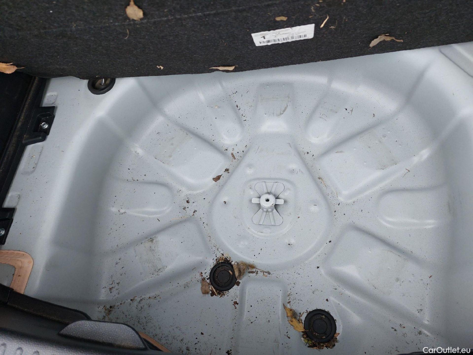  Toyota  Yaris TOYOTA  / 2020 / 5P / berlina con portón 1.5 120H Active Tech #2