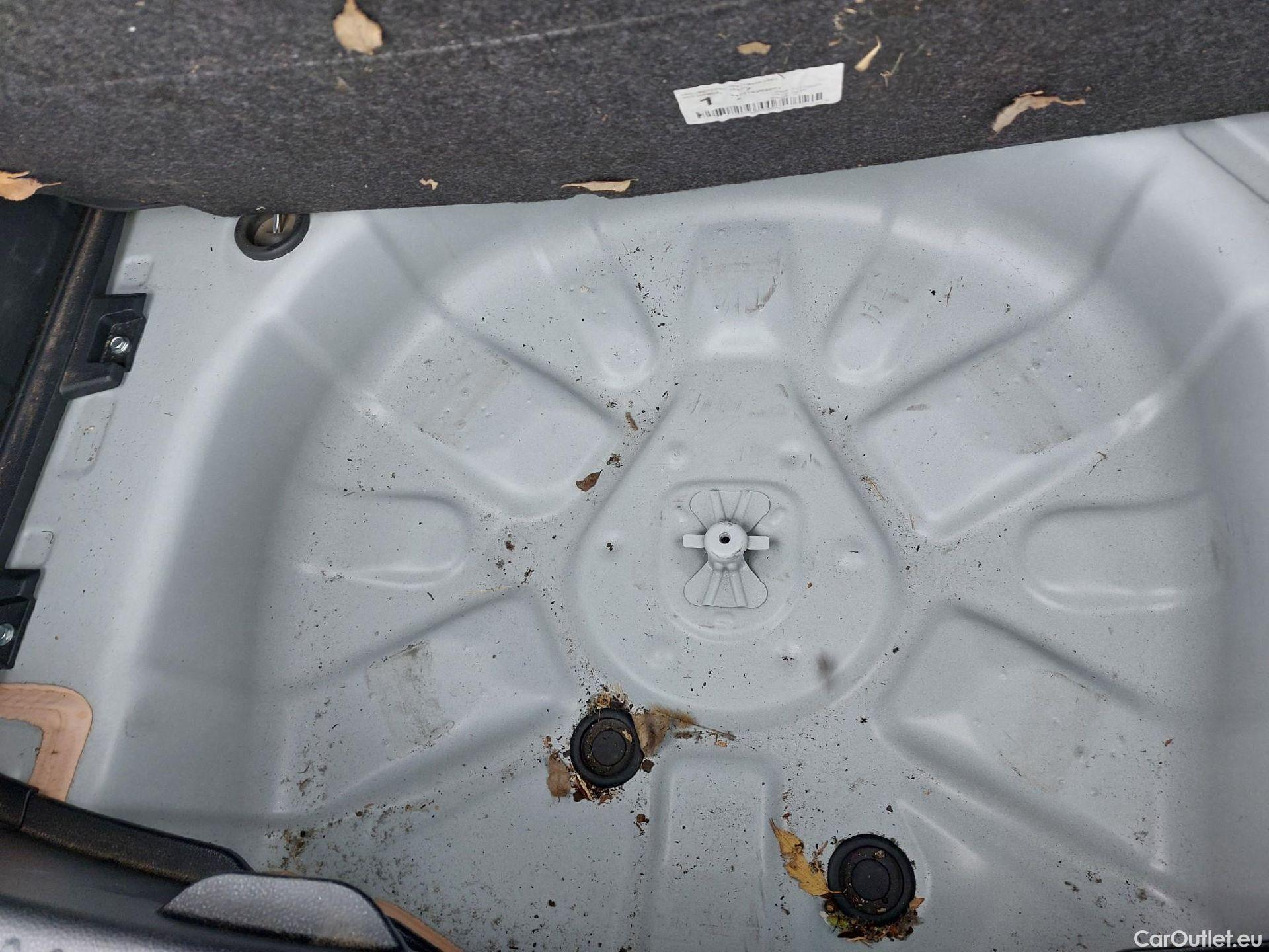  Toyota  Yaris TOYOTA  / 2020 / 5P / berlina con portón 1.5 120H Active Tech #1