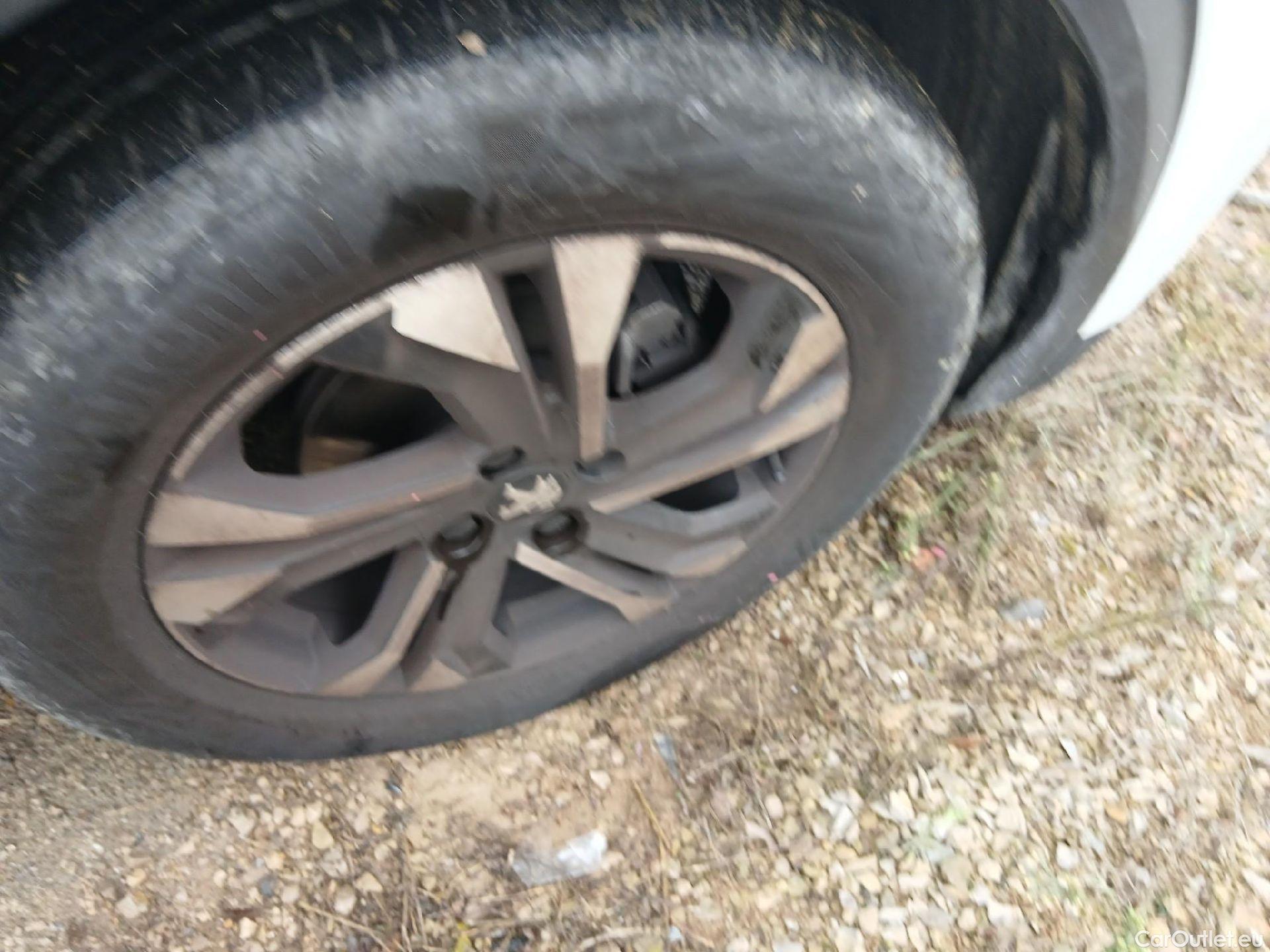  Peugeot  2008 PEUGEOT  / 2019 / 5P / todoterreno Allure BlueHDI 81kW (110CV) #38