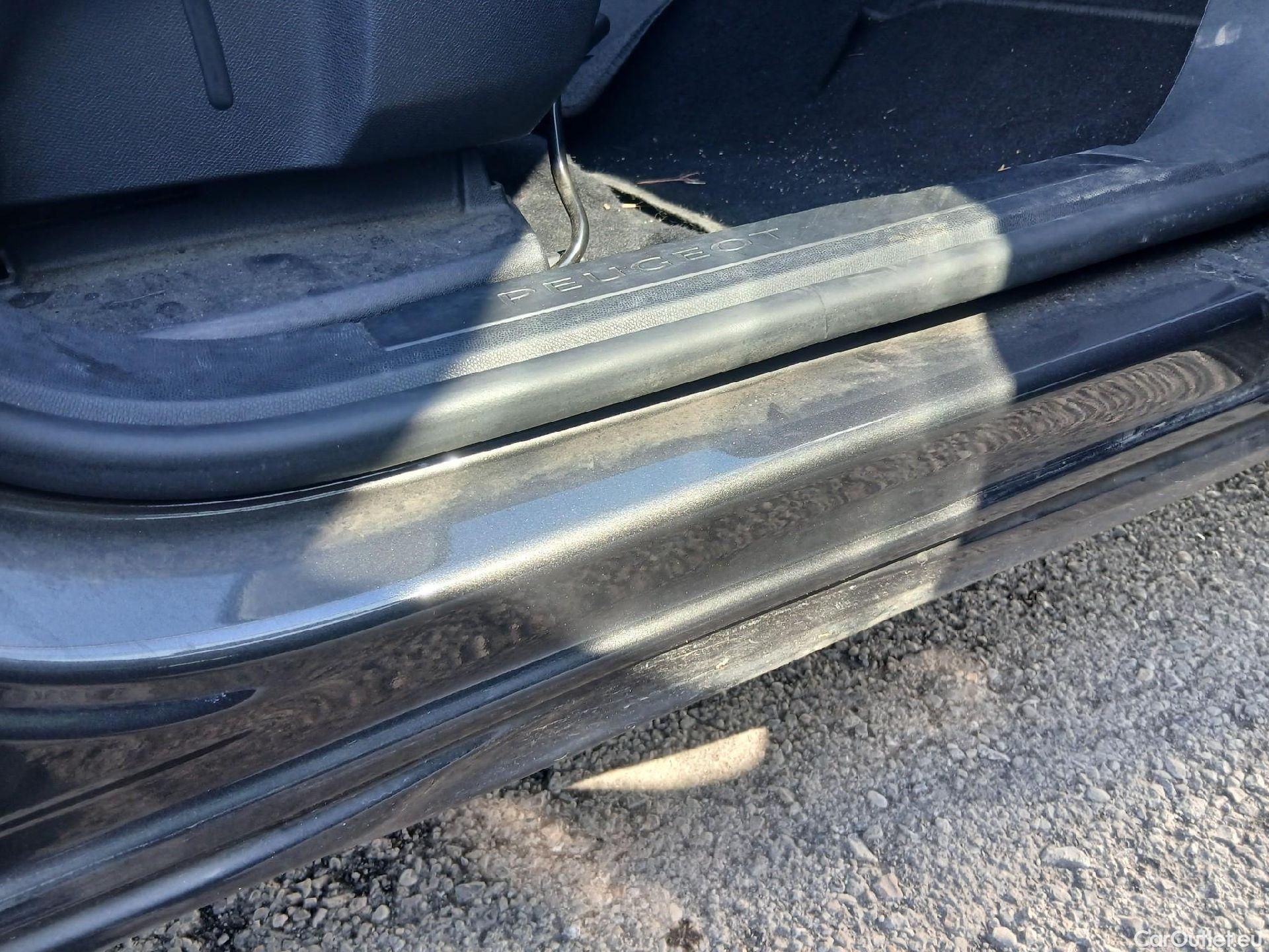  Peugeot  3008 PEUGEOT  Hybrid / 2020 / 5P / todoterreno 225 e-EAT8 Allure (AC2) #26