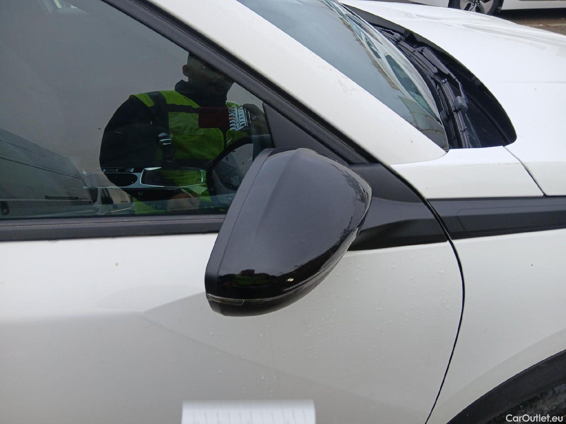  Peugeot  2008 PEUGEOT  / 2019 / 5P / todoterreno Allure BlueHDI 81kW (110CV) #32