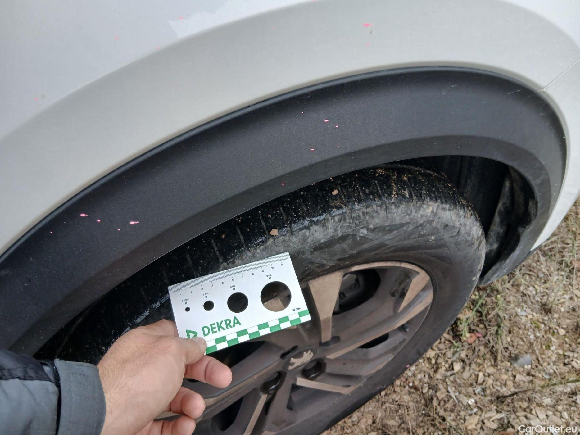  Peugeot  2008 PEUGEOT  / 2019 / 5P / todoterreno Allure BlueHDI 81kW (110CV) #9