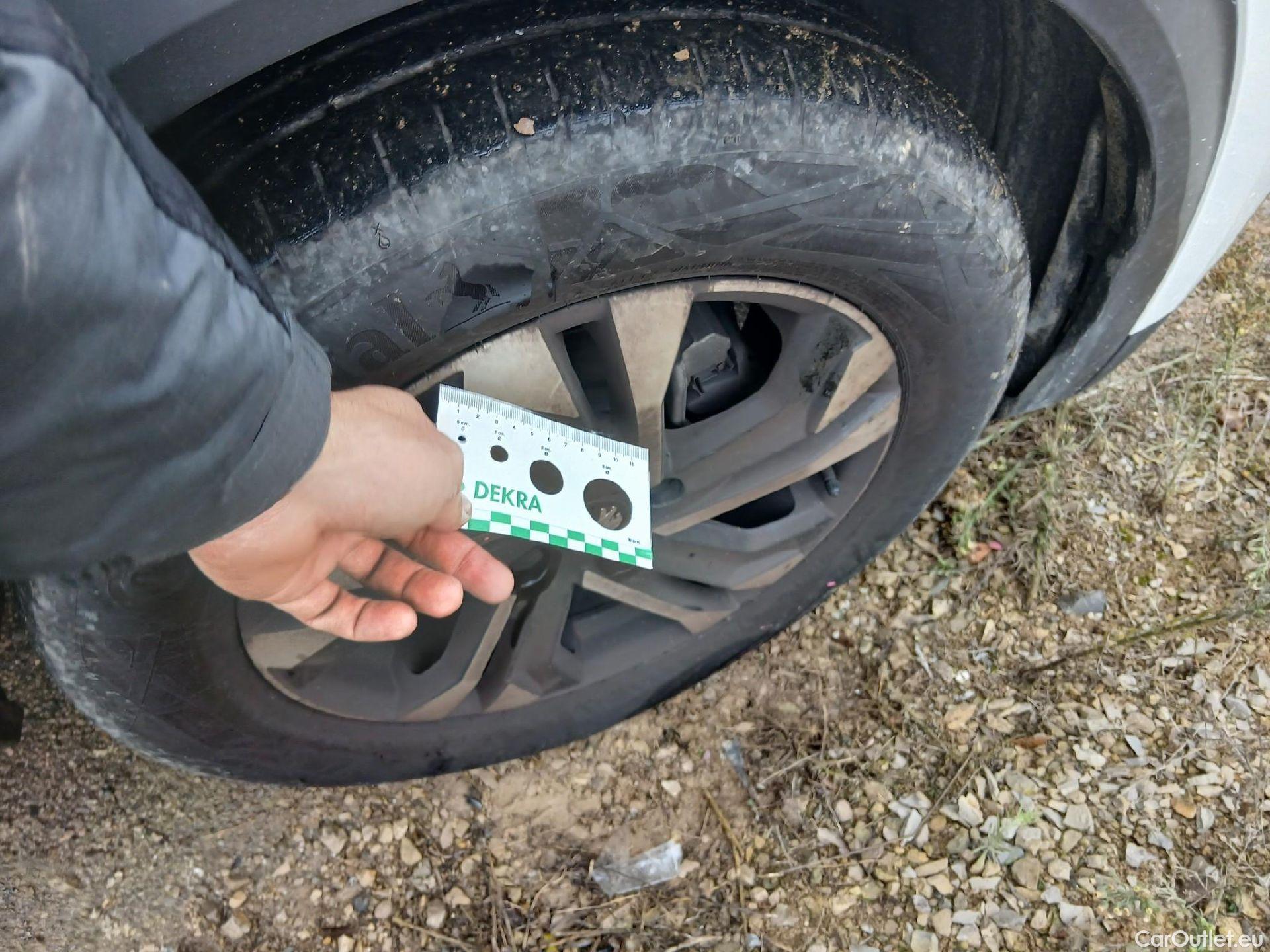  Peugeot  2008 PEUGEOT  / 2019 / 5P / todoterreno Allure BlueHDI 81kW (110CV) #37