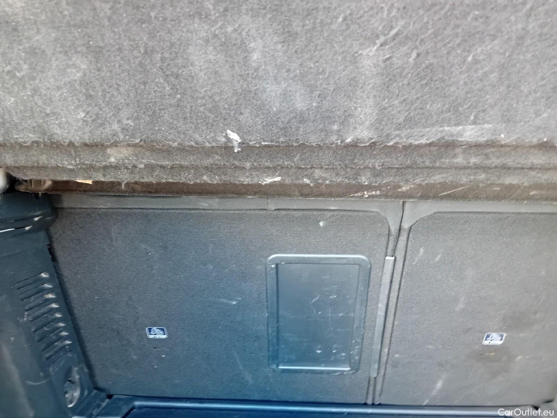  Peugeot  3008 PEUGEOT  / 2016 / 5P / todoterreno 1.5L BlueHDi 96kW (130CV) S&S Active (AC2) #19