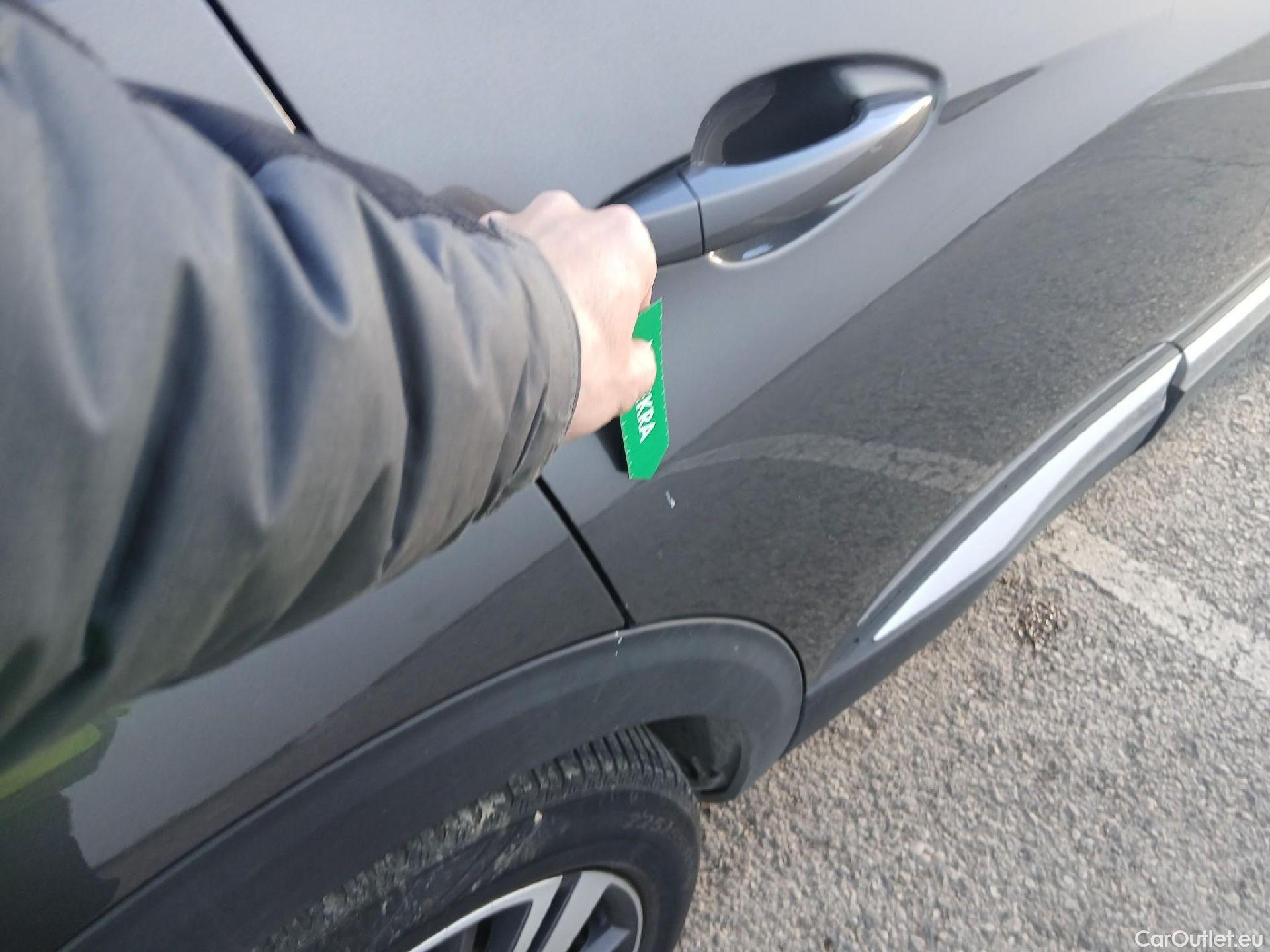  Peugeot  3008 PEUGEOT  Hybrid / 2020 / 5P / todoterreno 225 e-EAT8 Allure (AC2) #18