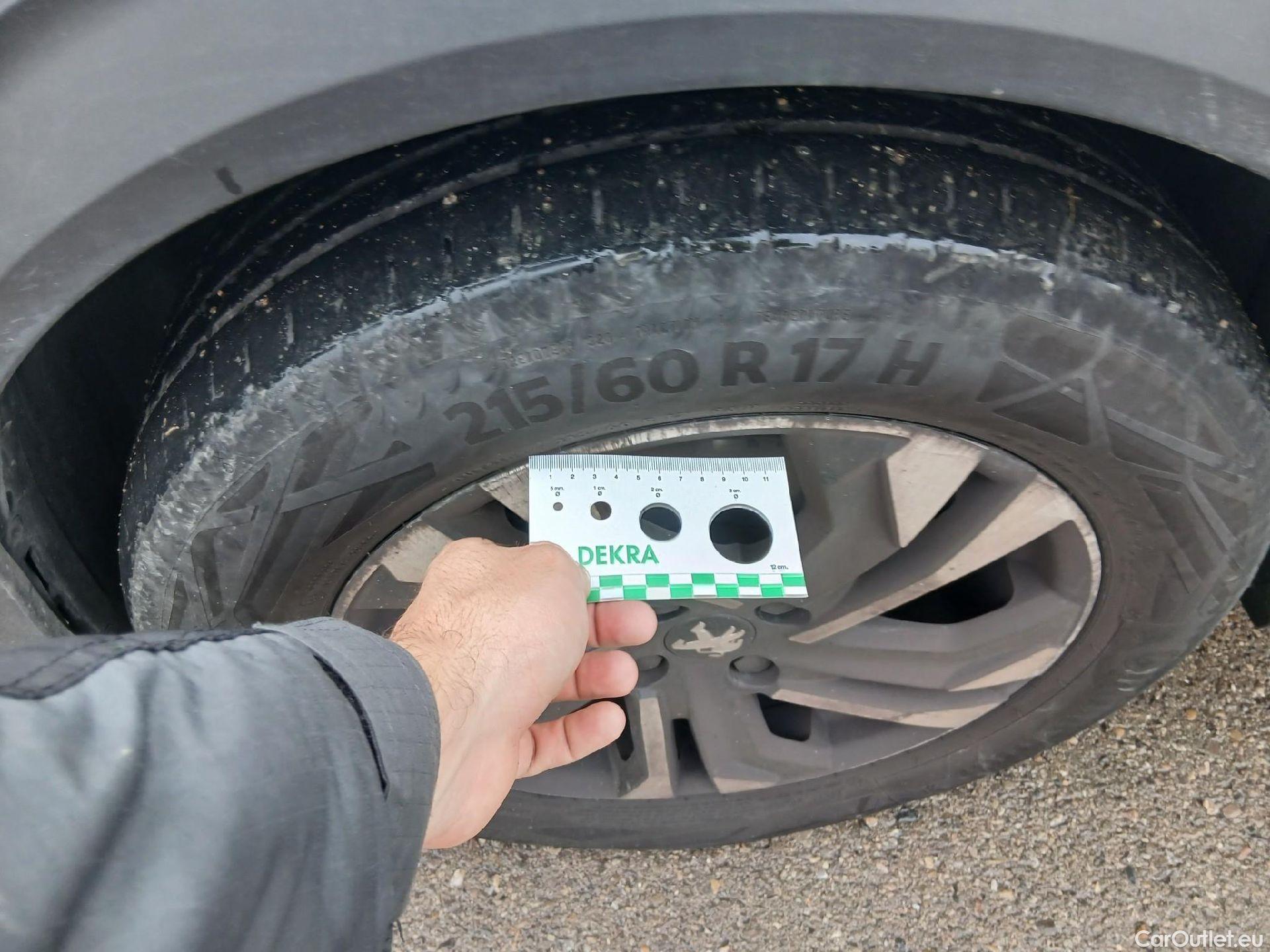  Peugeot  2008 PEUGEOT  / 2019 / 5P / todoterreno Allure BlueHDI 81kW (110CV) #5