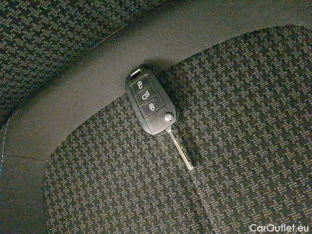  Peugeot  308 PEUGEOT  / 2017 / 5P / berlina con portón 5P Style BlueHDi 100 S&S 6 Vel. MAN #2