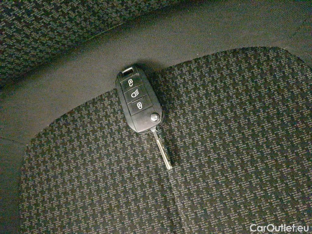  Peugeot  308 PEUGEOT  / 2017 / 5P / berlina con portón 5P Style BlueHDi 100 S&S 6 Vel. MAN #1