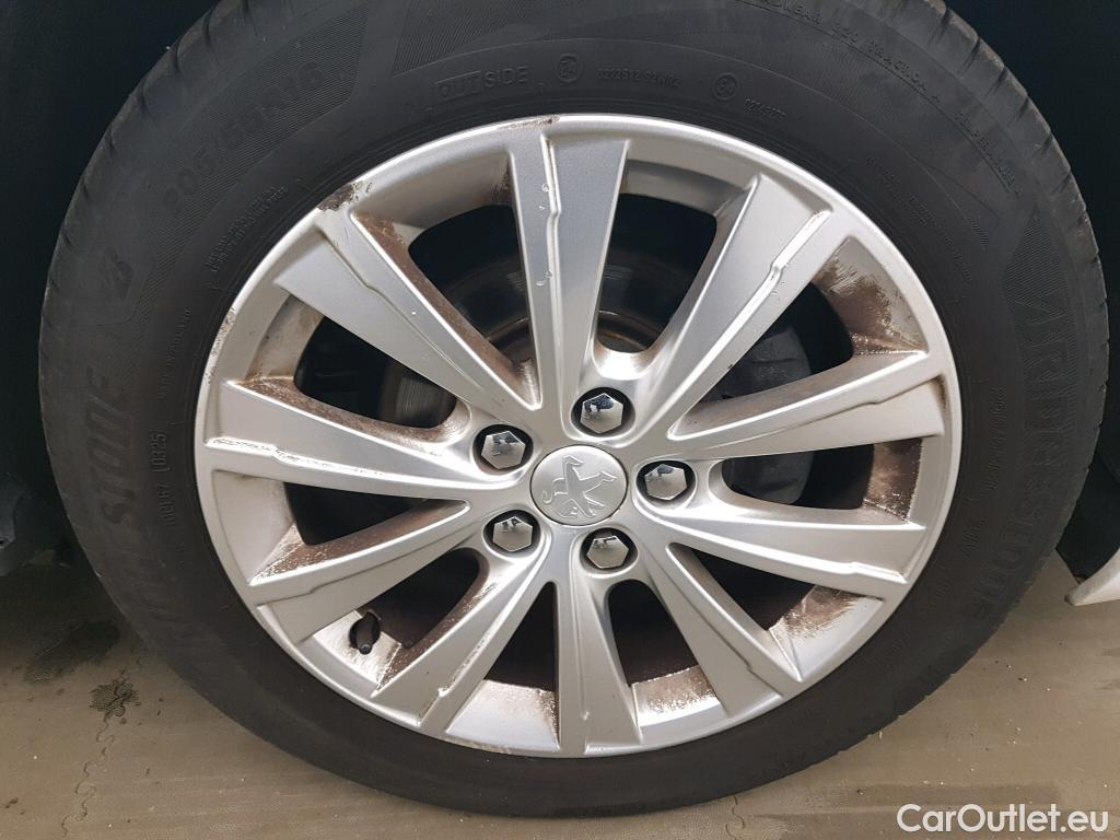  Peugeot  308 PEUGEOT  / 2017 / 5P / berlina con portón 5P Style BlueHDi 100 S&S 6 Vel. MAN #32