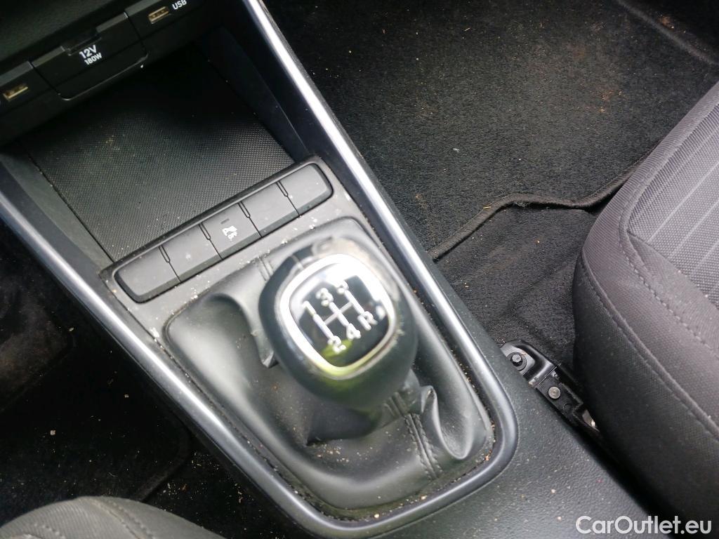  Hyundai  i20 HYUNDAI  / 2020 / 5P / berlina con portón 1.2 MPI SLX #4