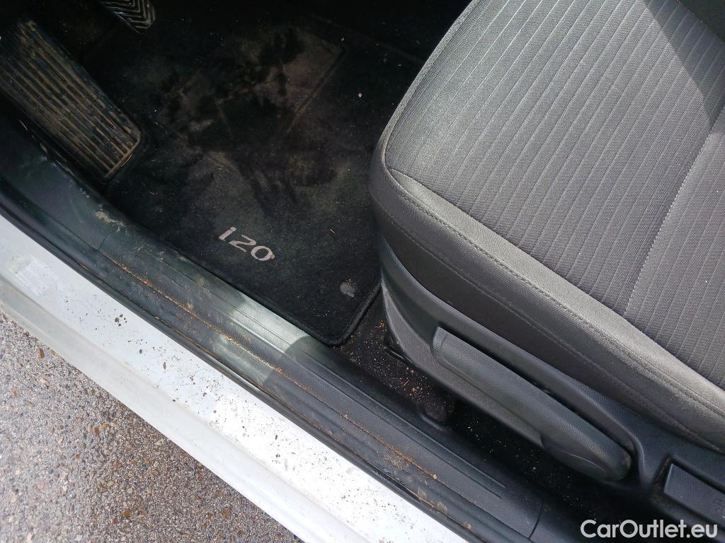  Hyundai  i20 HYUNDAI  / 2020 / 5P / berlina con portón 1.2 MPI SLX #24