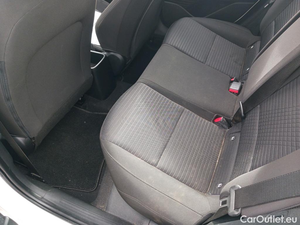  Hyundai  i20 HYUNDAI  / 2020 / 5P / berlina con portón 1.2 MPI SLX #21