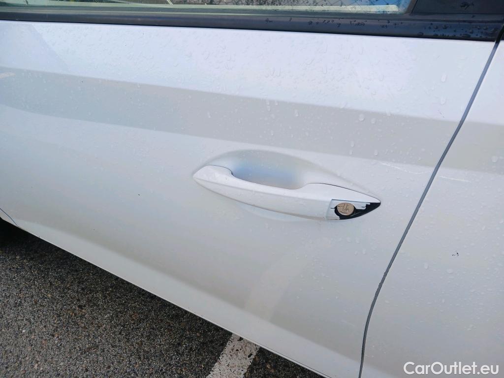  Hyundai  i20 HYUNDAI  / 2020 / 5P / berlina con portón 1.2 MPI SLX #37