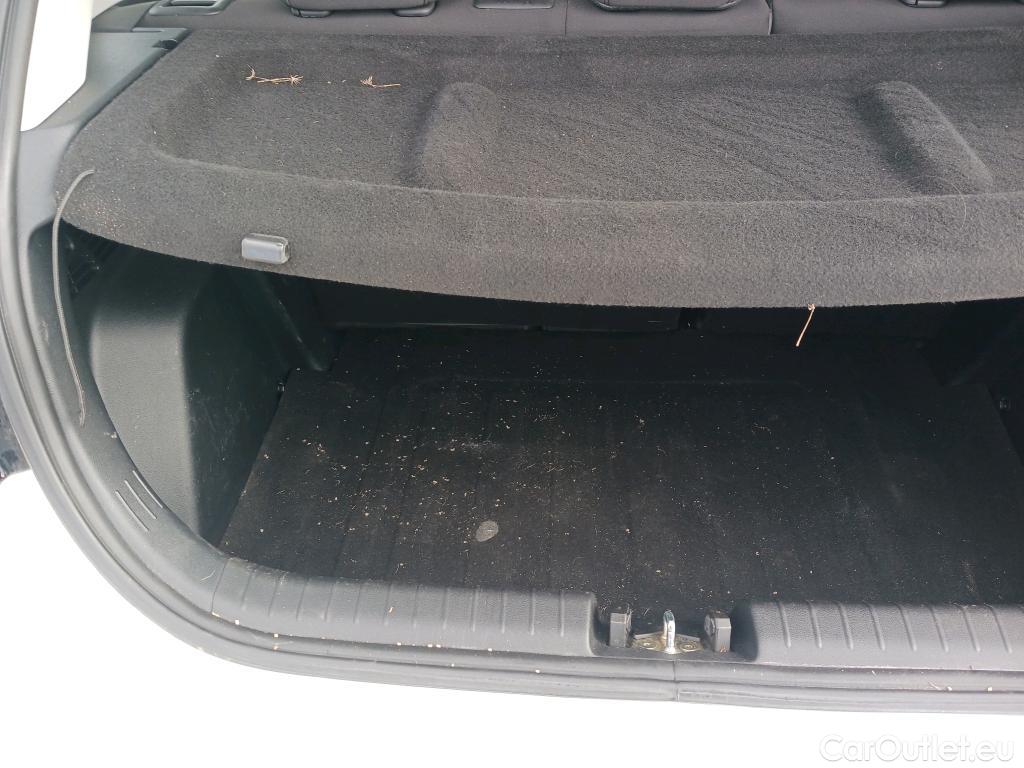  Hyundai  i20 HYUNDAI  / 2020 / 5P / berlina con portón 1.2 MPI SLX #20