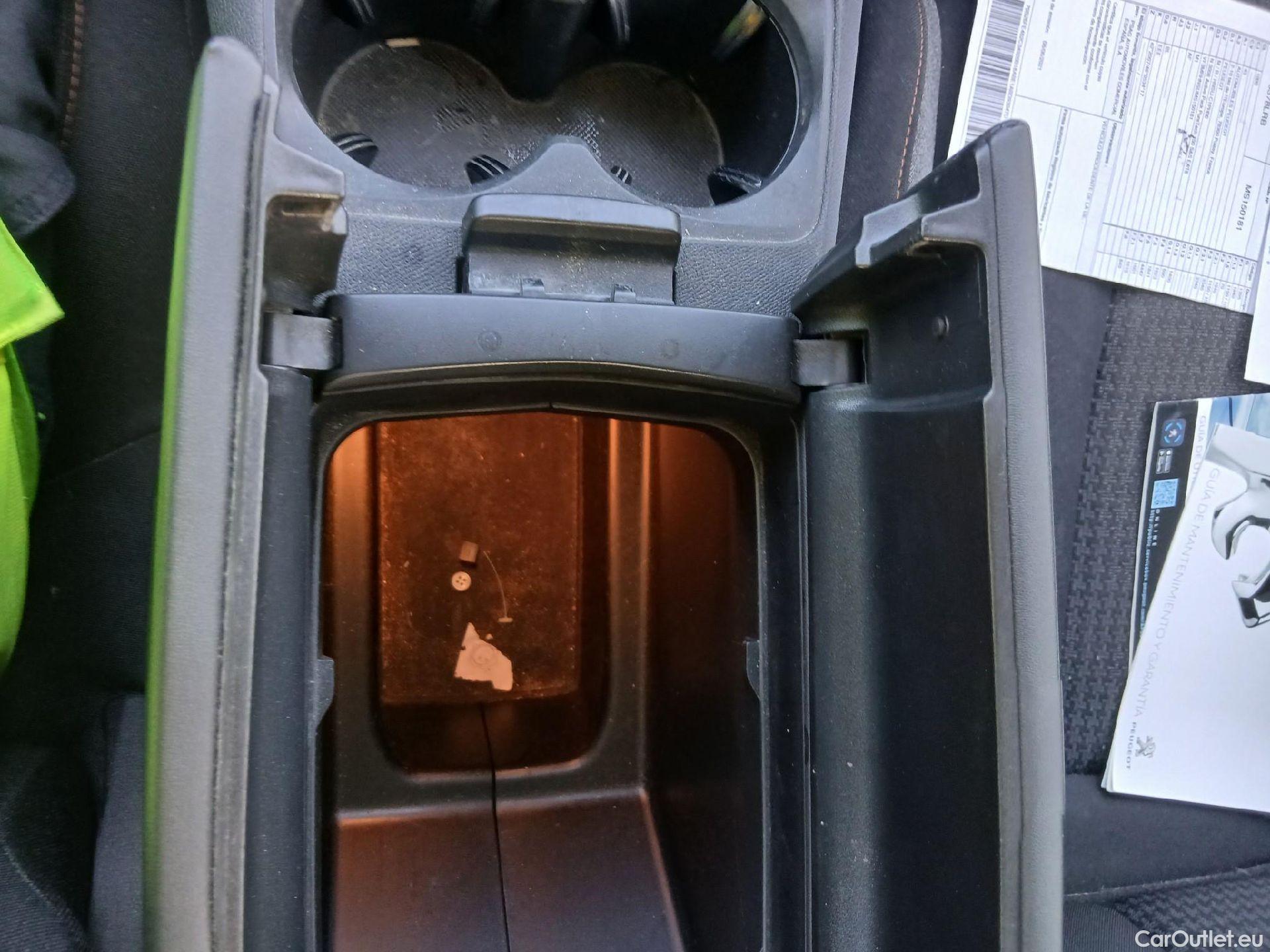  Peugeot  3008 PEUGEOT  / 2020 / 5P / todoterreno 1.2 PureTech 96KW S&S Active Pack EAT8 #2