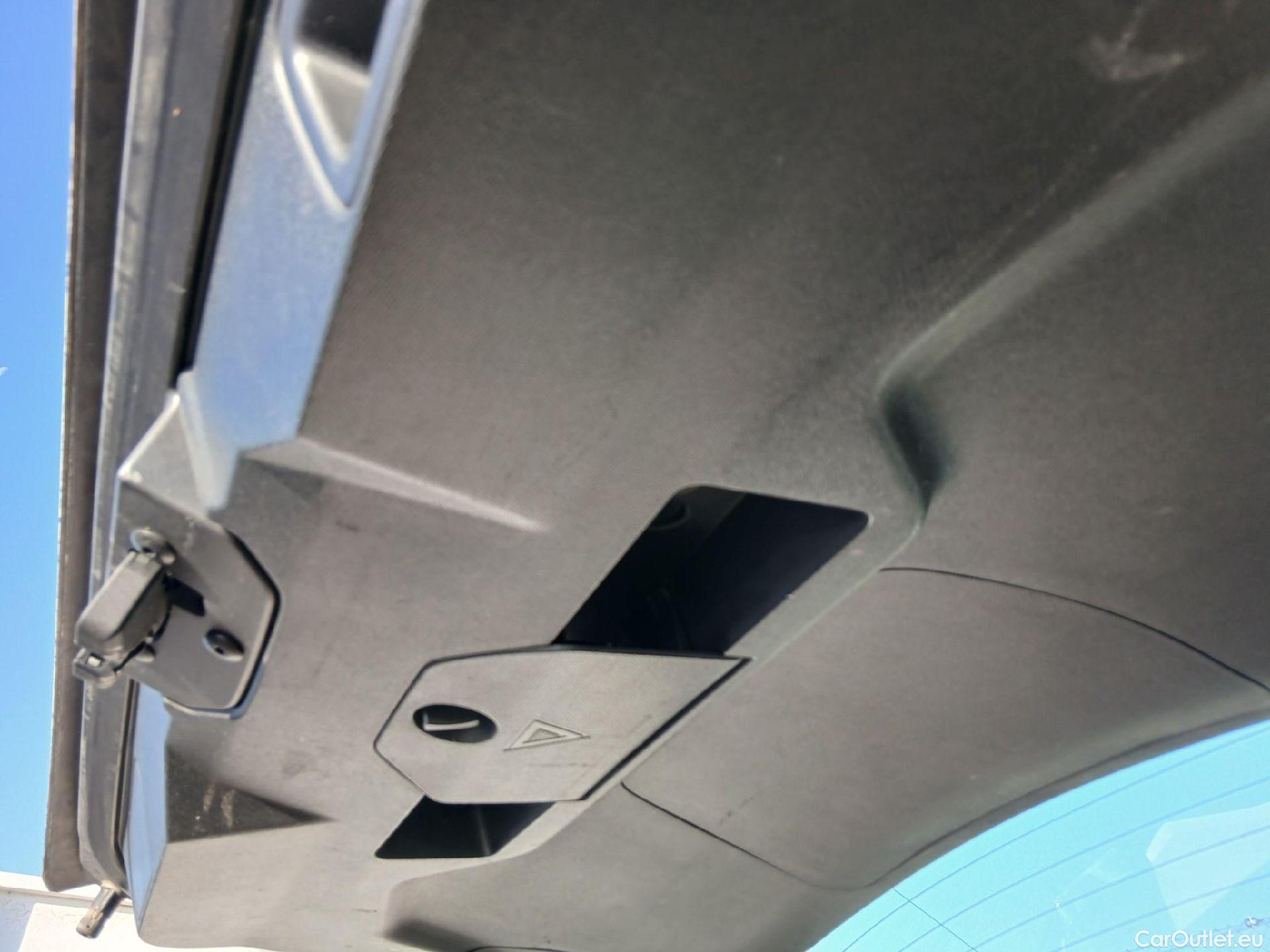  Peugeot  3008 PEUGEOT  / 2020 / 5P / todoterreno 1.2 PureTech 96KW S&S Active Pack EAT8 #13