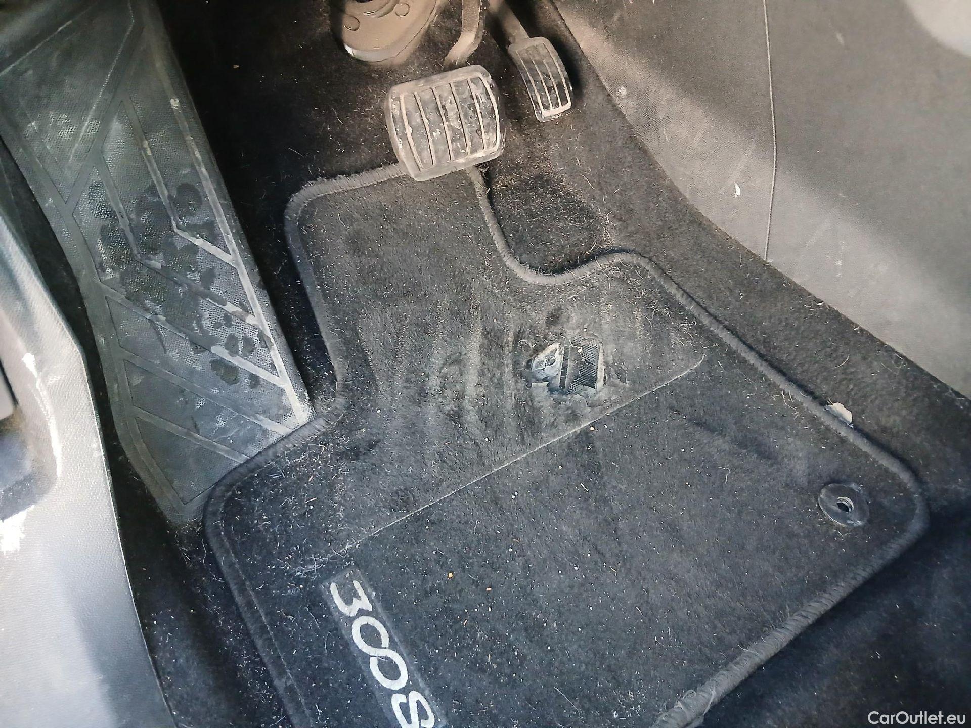  Peugeot  3008 PEUGEOT  / 2020 / 5P / todoterreno 1.2 PureTech 96KW S&S Active Pack EAT8 #4