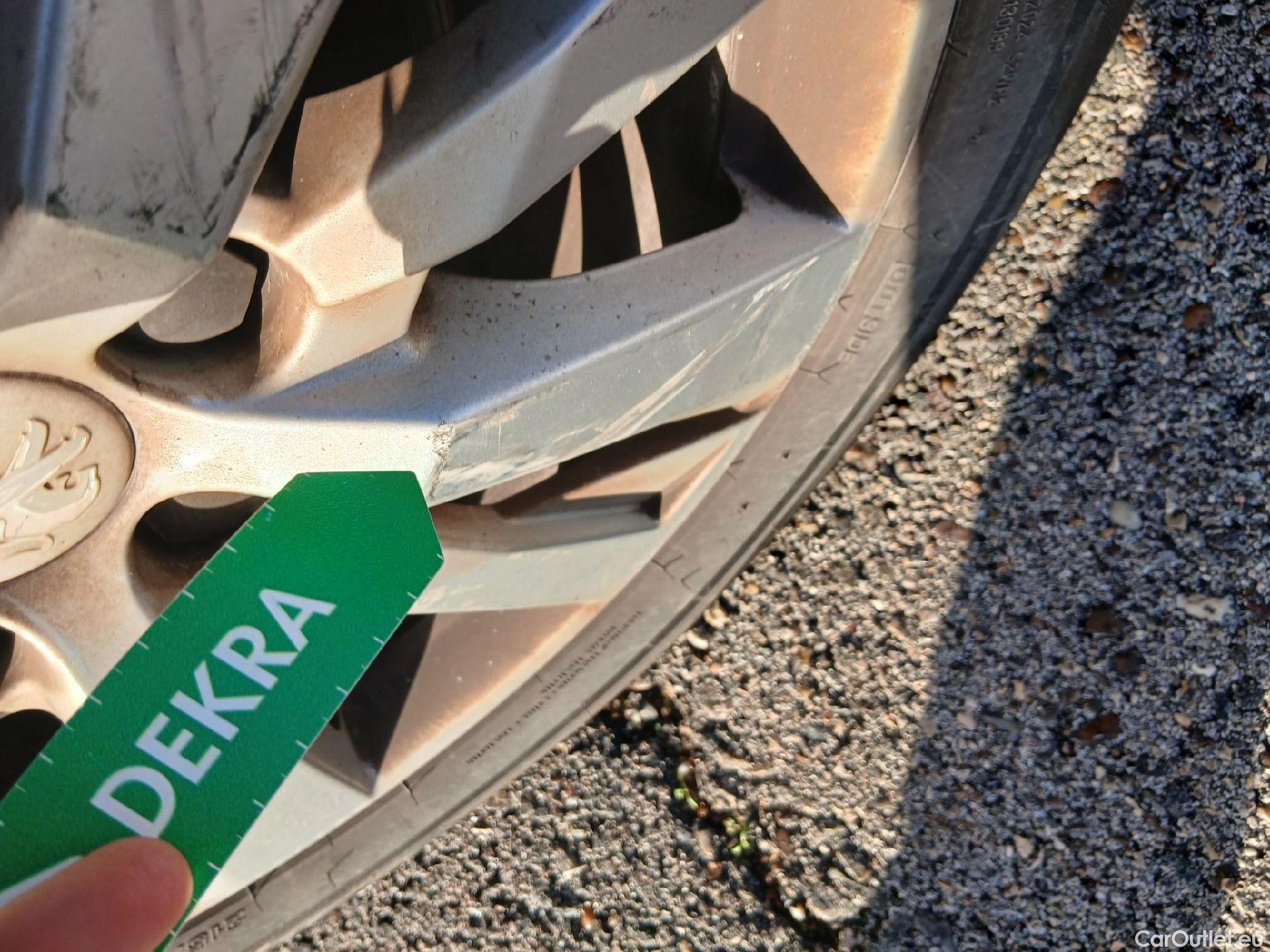  Peugeot  3008 PEUGEOT  / 2020 / 5P / todoterreno 1.2 PureTech 96KW S&S Active Pack EAT8 #15