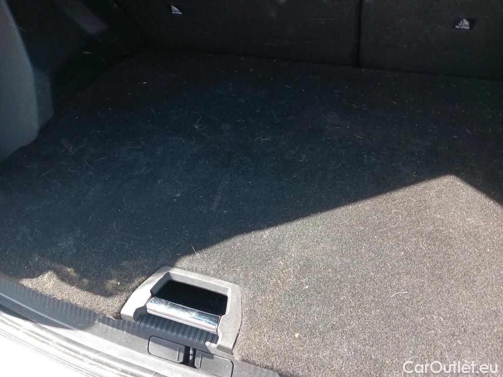  Peugeot  2008 PEUGEOT  / 2019 / 5P / todoterreno Allure BlueHDI 81kW (110CV) #8