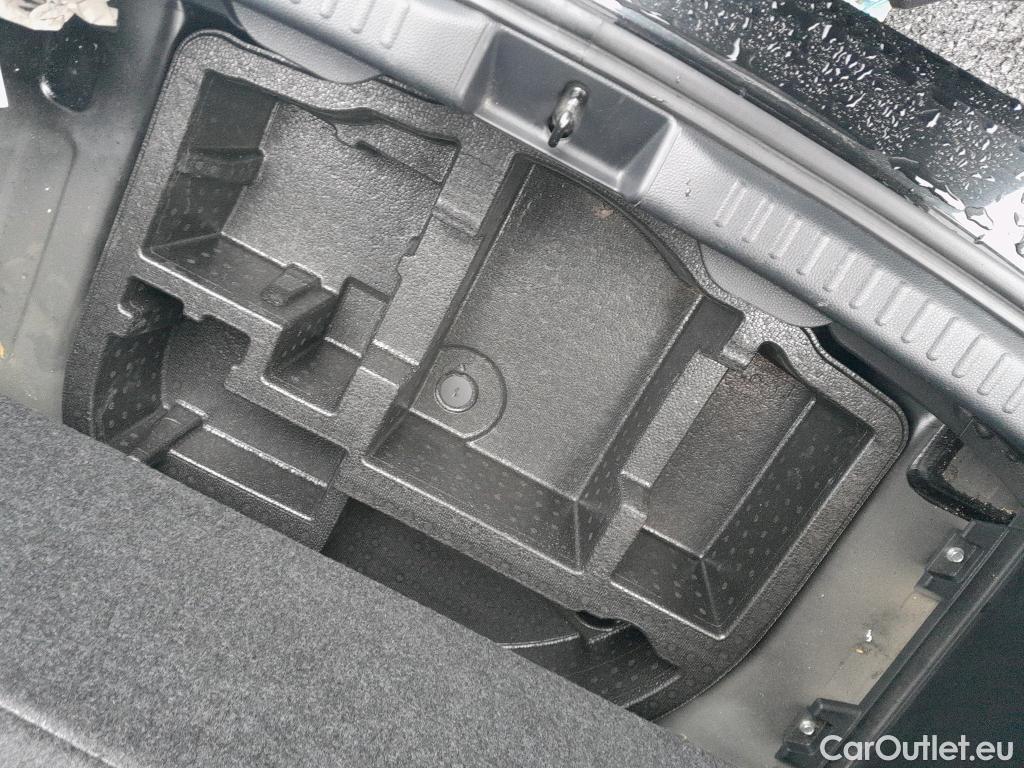  Toyota  Yaris TOYOTA  / 2020 / 5P / berlina con portón 1.5 125 S-Edition #5