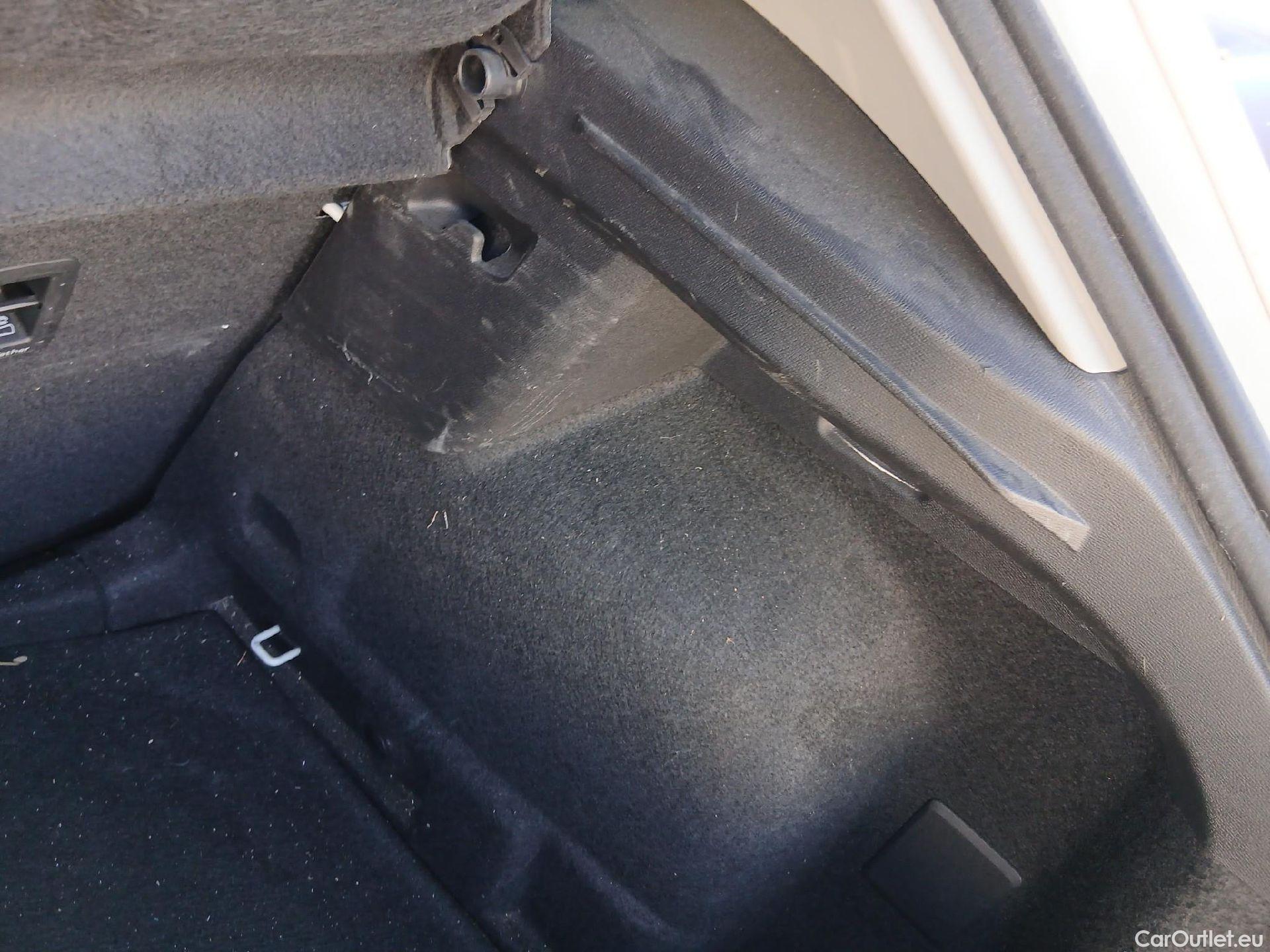  Land Rover  Discovery SEAT Nuevo León / 2020 / 5P / berlina con portón 2.0 TDI 85kW S&S Style Go (AC2) #24