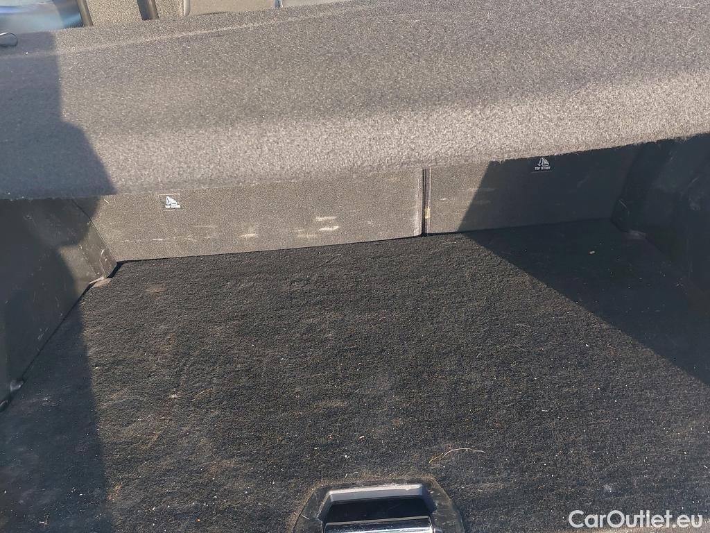  Peugeot  2008 PEUGEOT  / 2019 / 5P / todoterreno Allure BlueHDI 81kW (110CV) #21