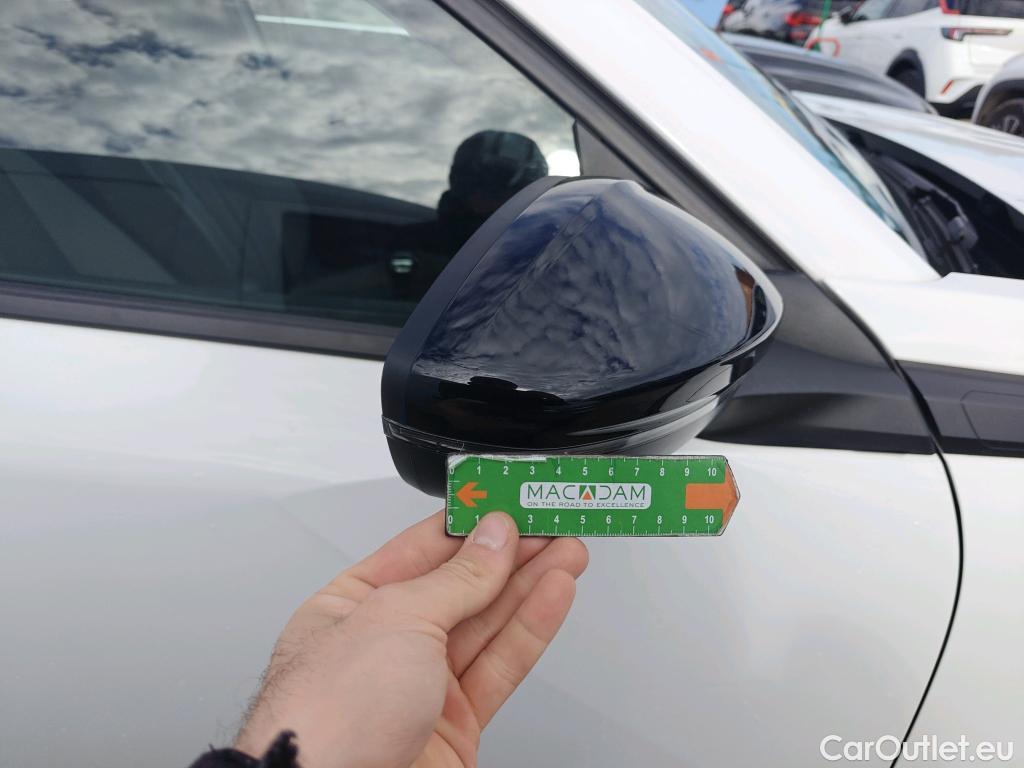  Peugeot  2008 PEUGEOT  / 2019 / 5P / todoterreno Allure BlueHDI 81kW (110CV) #48