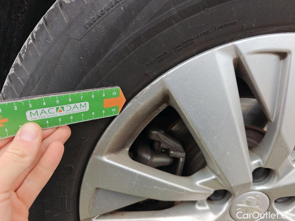  Peugeot  3008 PEUGEOT  / 2020 / 5P / todoterreno 1.5 BlueHDi 96kW (130CV) S&S Active Pack (AC4) #51