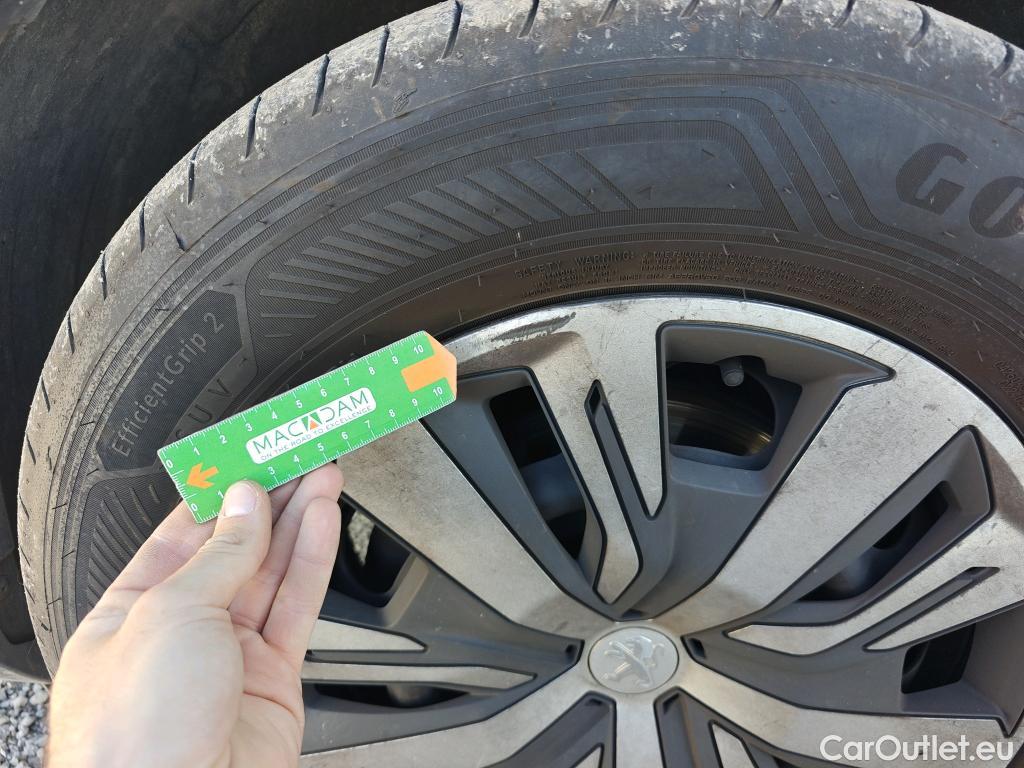  Peugeot  2008 PEUGEOT  / 2019 / 5P / todoterreno Active Puretech 100 S&S BVM6 #48