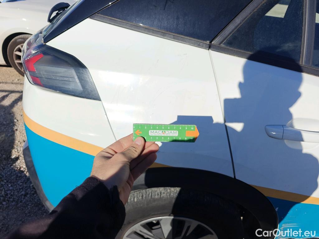  Peugeot  2008 PEUGEOT  / 2019 / 5P / todoterreno Active Puretech 100 S&S BVM6 #42