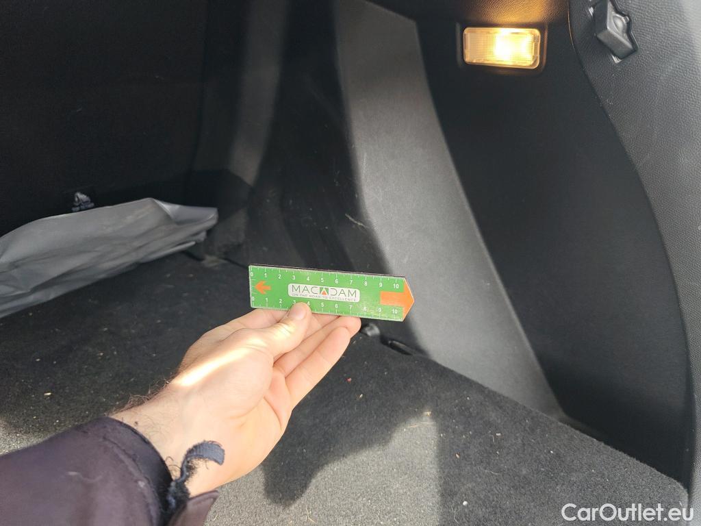  Peugeot  2008 PEUGEOT  / 2019 / 5P / todoterreno Allure BlueHDI 81kW (110CV) #37