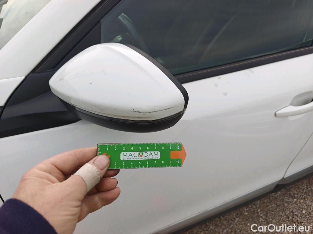  Peugeot  2008 PEUGEOT  / 2019 / 5P / todoterreno Allure BlueHDI 81kW (110CV) #17