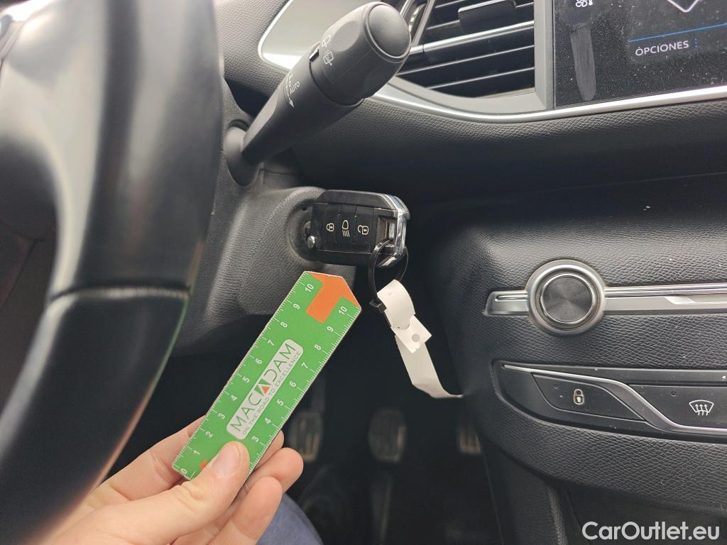  Peugeot  308 PEUGEOT  / 2017 / 5P / berlina con portón 5p Active Pack BlueHDi 130 S&S #1