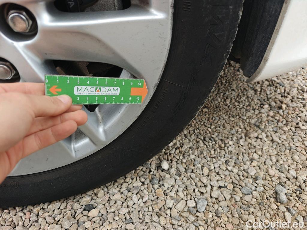  Toyota  Yaris TOYOTA  / 2020 / 5P / berlina con portón 1.5 120H Active Tech #32