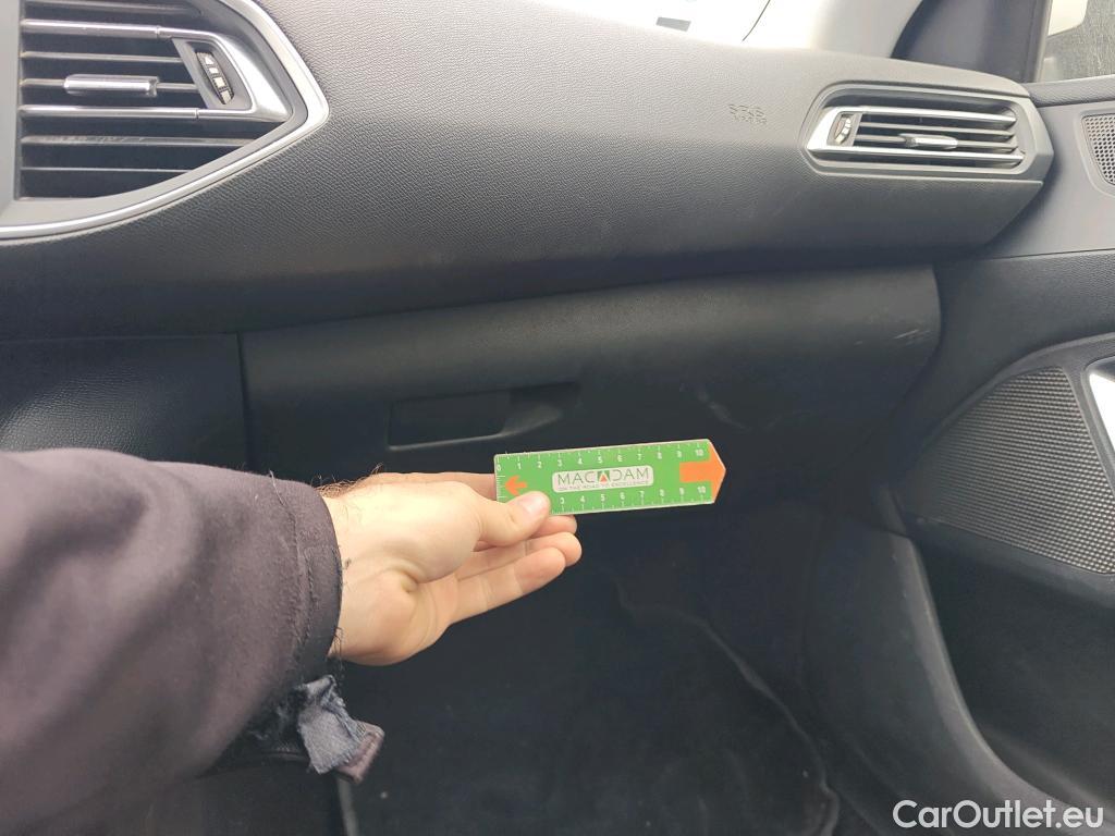  Peugeot  308 PEUGEOT  / 2017 / 5P / berlina con portón 5p Active Pack BlueHDi 130 S&S #21