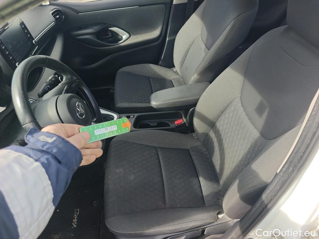  Toyota  Yaris TOYOTA  / 2020 / 5P / berlina con portón 1.5 120H Active Tech #4