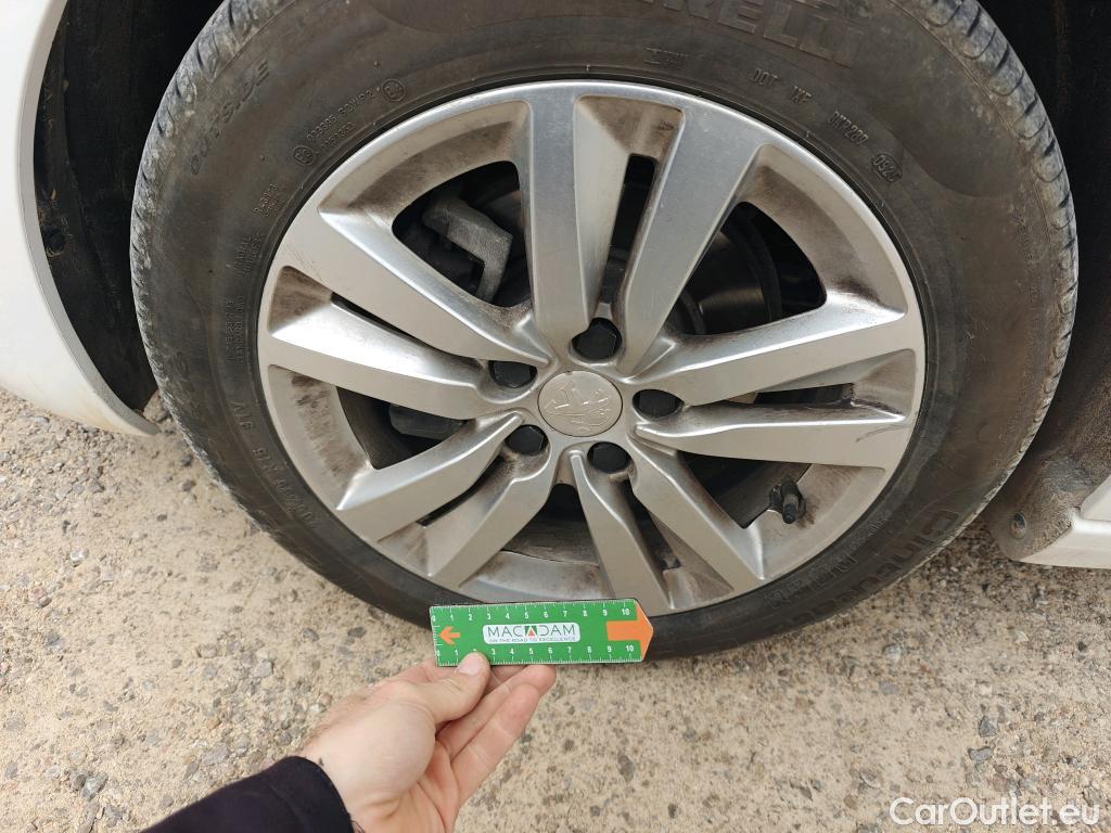  Peugeot  308 PEUGEOT  / 2017 / 5P / berlina con portón 5p Active Pack BlueHDi 130 S&S #33