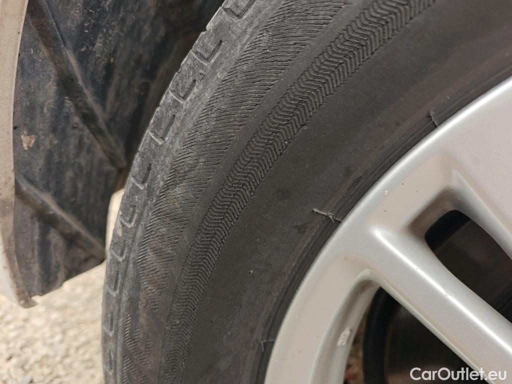  Toyota  Yaris TOYOTA  / 2020 / 5P / berlina con portón 1.5 120H Active Tech #36