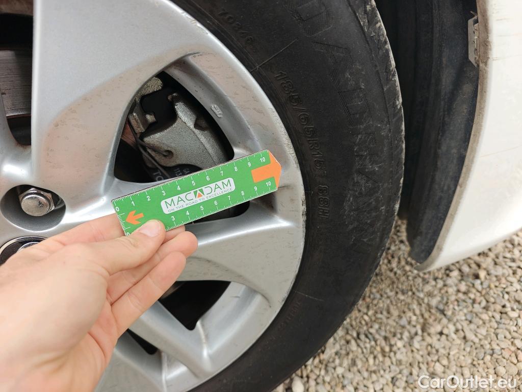  Toyota  Yaris TOYOTA  / 2020 / 5P / berlina con portón 1.5 120H Active Tech #31