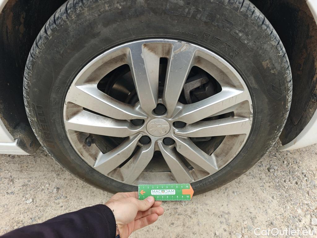  Peugeot  308 PEUGEOT  / 2017 / 5P / berlina con portón 5p Active Pack BlueHDi 130 S&S #16