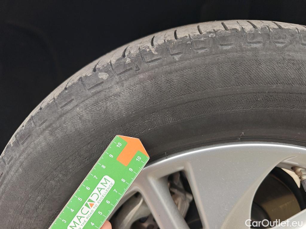  Toyota  Yaris TOYOTA  / 2020 / 5P / berlina con portón 1.5 120H Active Tech #57